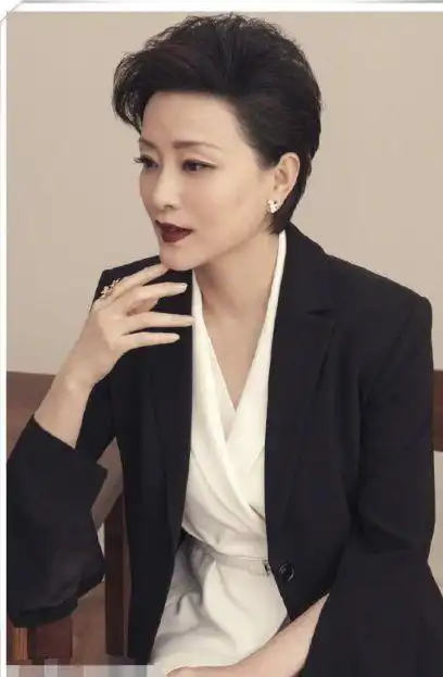杨澜真会穿短发搭蓝色长裙优雅又温婉50岁的她温婉大气尽显气质