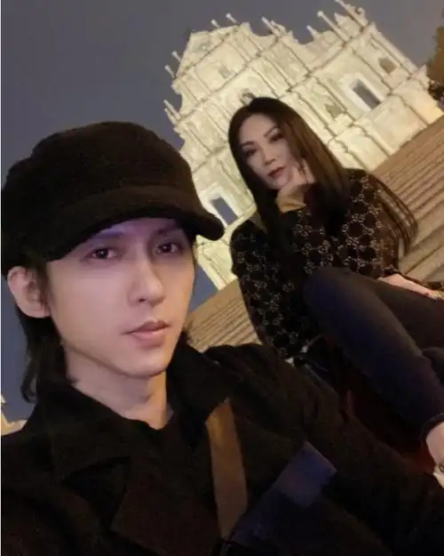 张淇罕晒与老婆的合照,淇嫂坐身后托腮,两人互动很甜蜜