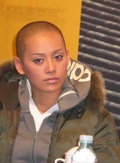 图宁静光头造型引观众猜测昔日靓丽的秀发不如往日繁茂