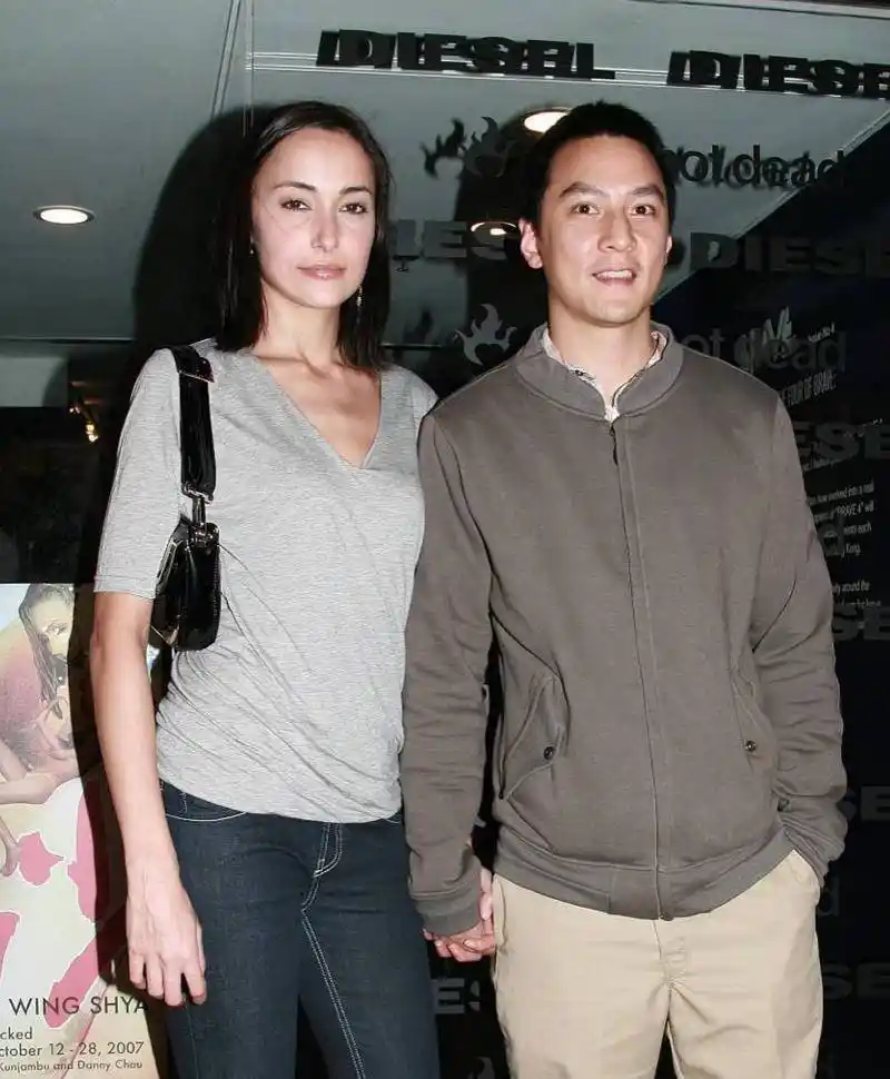 吴彦祖妻子lisa侧脸看上去有点像张柏芝.