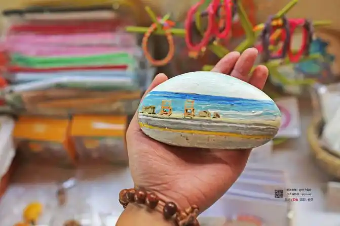 这块石头上画的就是济州岛的海滩.