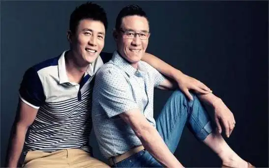 他们竟是父子关系!这5对明星让你大开眼界,认识3对就不错啦!