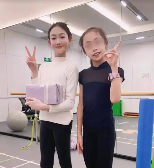 李小鹏带娃滑冰,12岁奥莉又高又瘦变化大,郭晶晶戴粉水晶现身!