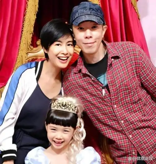 朱茵为丈夫黄贯中庆祝60岁生日12岁女儿黄莺长相好似妈妈