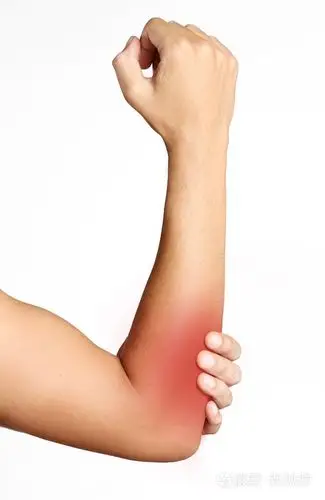 工作室拍摄的年轻男子的手臂疼痛