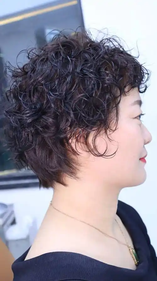 今夏最火短发来了,挂耳短发纹理烫,潮流发色就是不一样_发型_效果