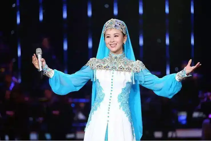 王雅洁《在和平年代》 作词:贺东久 作曲:印青