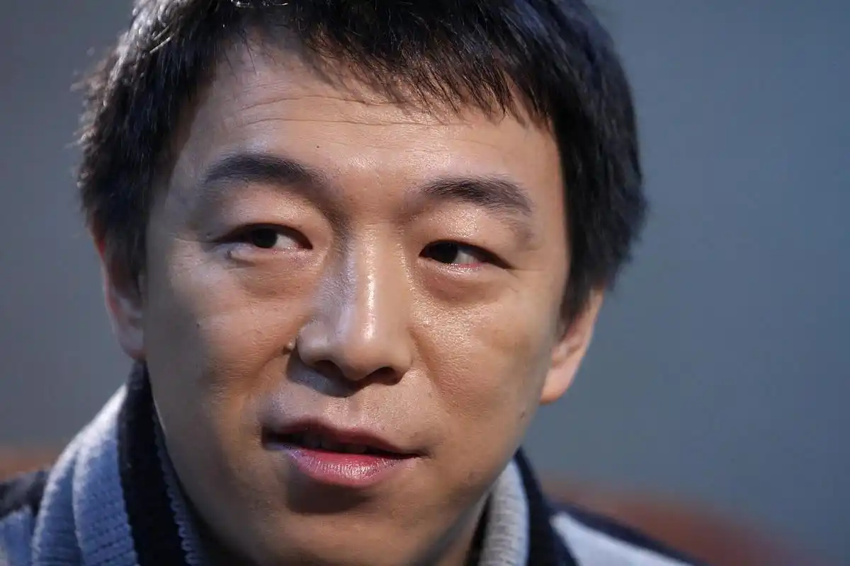 黄渤在《外太空的莫扎特》里饰演的父亲任大望,是一个情感深沉,充满