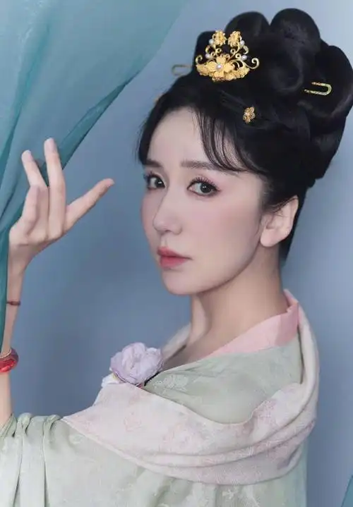 娄艺潇穿汉服走红毯 称敬佩杨玉环的才华和气质