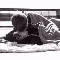 大尺度暧昧情侣头像 暧昧接吻情侣头像一对【点击鼠标右键下载】