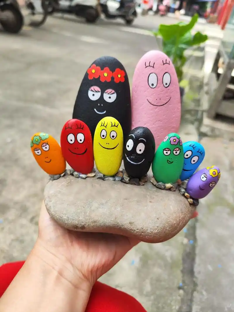 用鹅卵石做了个摆件 以前画派大星的时候有人说像巴巴爸爸,我百度才