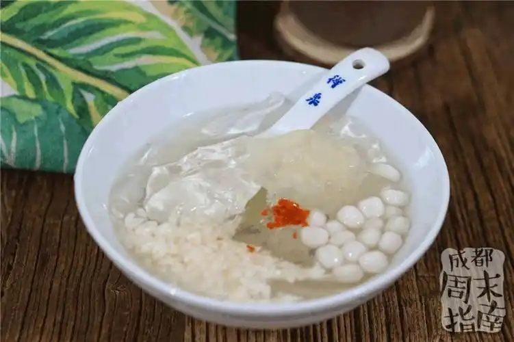 周末君点了一碗招牌禅泉冰粉,就是三鲜冰粉加了糖桂花点缀,8元一碗.