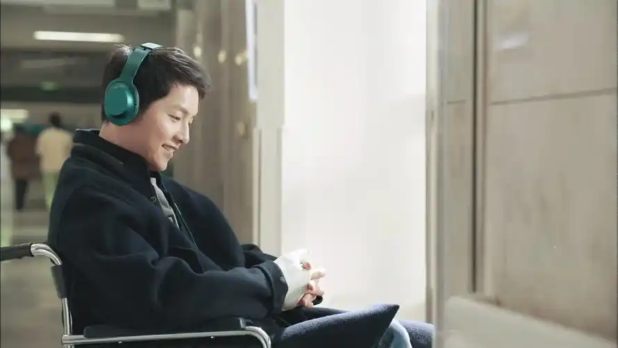 宋仲基太阳的后裔听录音剧照图片桌面壁纸