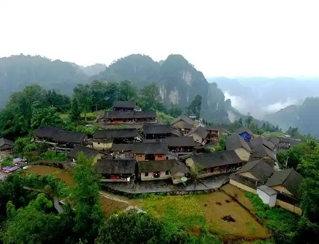 昔日的穷乡僻壤,深度贫困的村落,如今已变成道路平整,屋舍俨然,产业