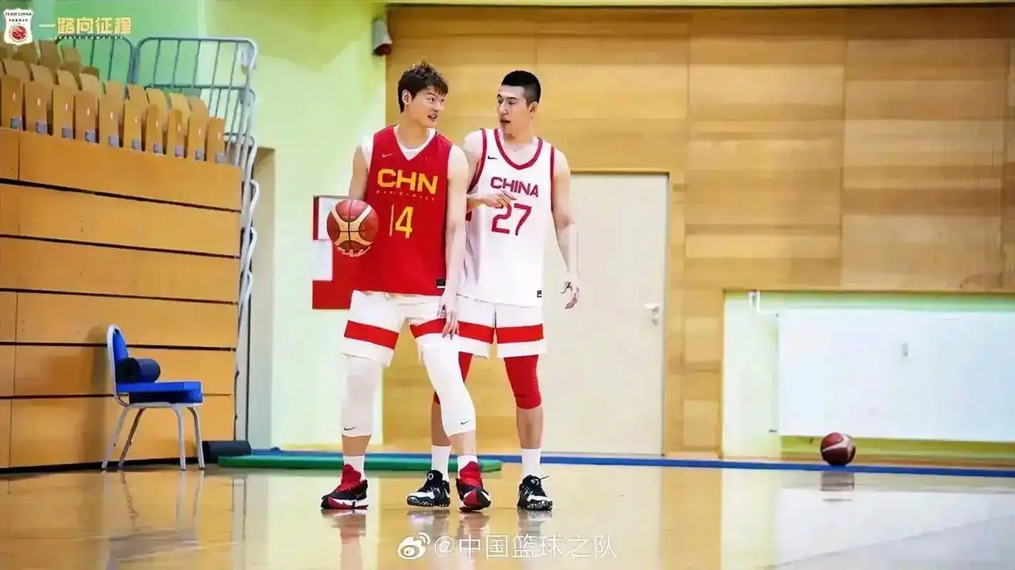 从这张照片儿看上去,王哲林和付豪的身高真的相差无几.