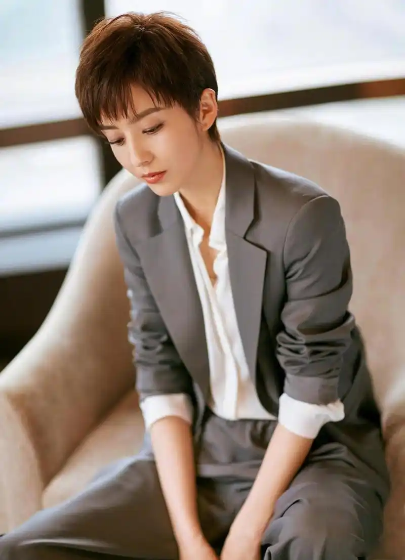 一头短发清爽干练,身穿灰色西装套装,攻气十足又帅又美~记得来爱奇艺