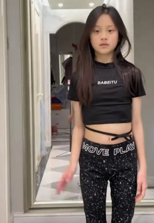 这次出镜,甜馨看上去又长大了好多,个头也十分惹眼.