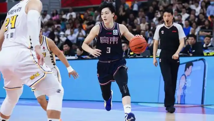 大胜广州拿下11连胜的赛后杜锋为什么突然抢走mc王佳的麦克风