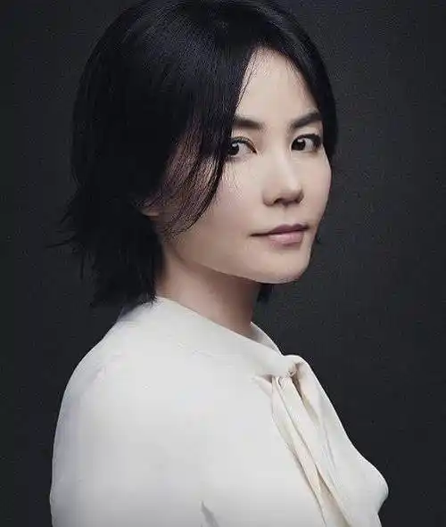 王菲早年写真照片曝光,打扮时髦有个性,眼神桀骜不驯真自信_天后_魅力