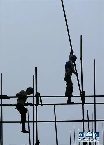 建筑工人在贵州省黔东南苗族侗族自治州丹寨县第二农贸市场工地施工