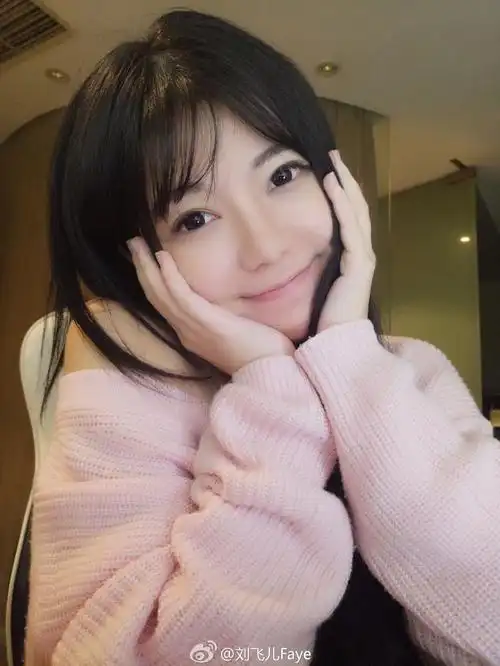 网红主播刘飞儿自曝疾病缠身被迫停播 私照曝光