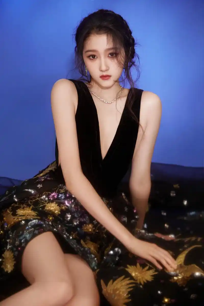 关晓彤解锁第29套高定 正所谓:晓彤出手,高定我有[大笑] #关晓彤