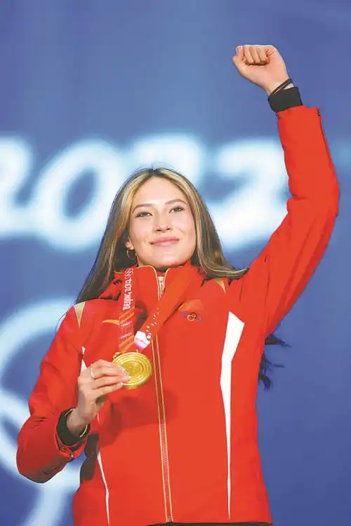 谷爱凌获得冬奥史上首枚自由式滑雪女子大跳台金牌我只是在突破自己