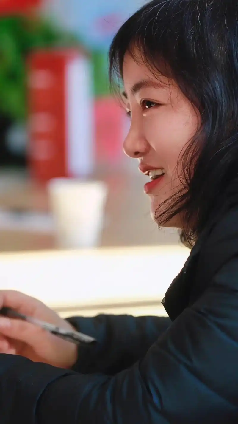 一个八零后女作家武庆丽的小说集《裂开缝的窗子》得以面世,在此 - 抖