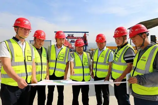 图为项目班子成员现场研究施工方案