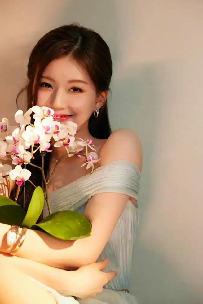 赵露思的最新写真:仙气飘飘的白裙美女