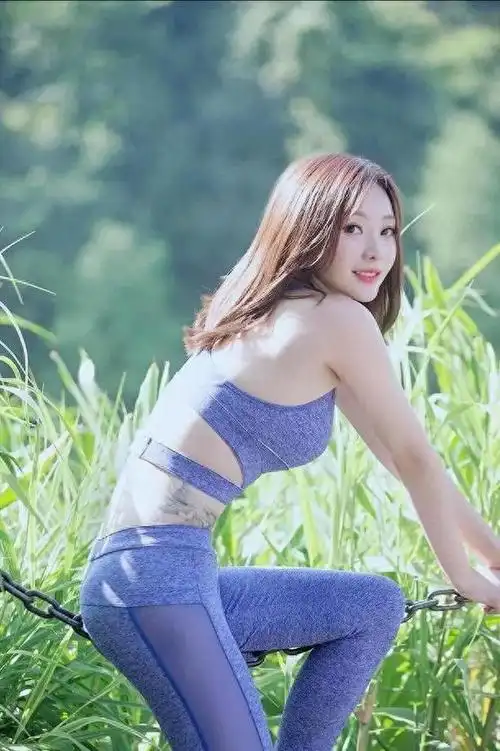 陈小纭《男人装》杂志封面就当她愁眉不展时,《男人装》找到她想邀请