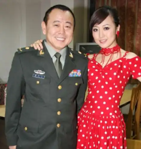 潘长江女儿潘阳:嫁10亿富豪后的十年里,为何一直带儿子回娘家