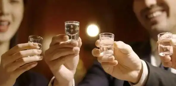 商会大佬聚会白酒曝光,除了茅台还有"廉价酒",网友:内行