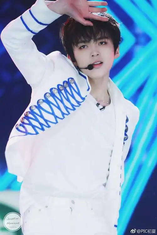 我们青c比得过人气第一出道的赵品霖吗?