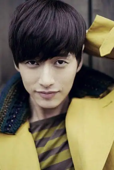 长方脸男人斜刘海纹理短发发型