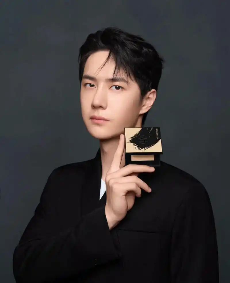 王一博#王一博植村秀海报,心动的感觉【对比】