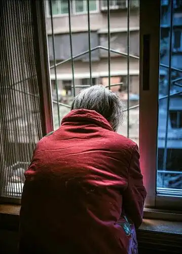 在最需要陪伴的时候,却只能默默看着晨曦日落孤独的走完最后