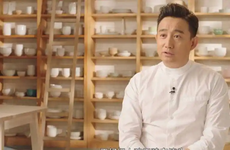 这一天,黄磊刚进办公室,就听见身后有人喊:黄磊老师,你班上有俩女生爬