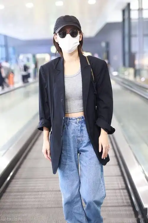 2021年9月1日,上海,张嘉倪现身机场.