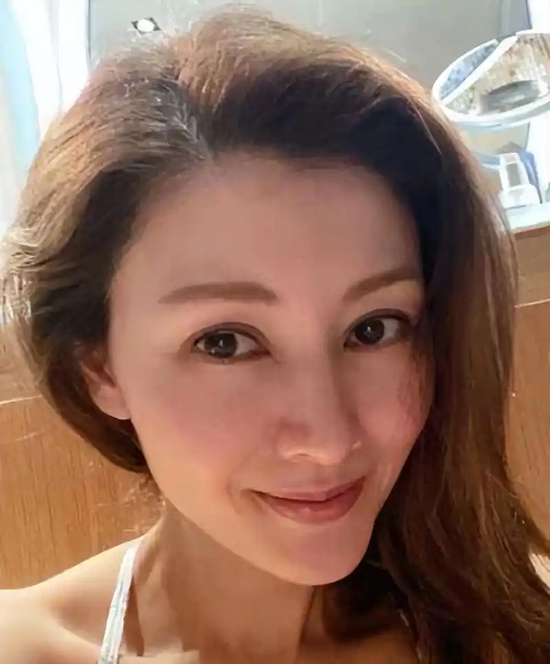 李嘉欣自爆素颜照,不如当年却仍然很美,被指颜值超过何超琼