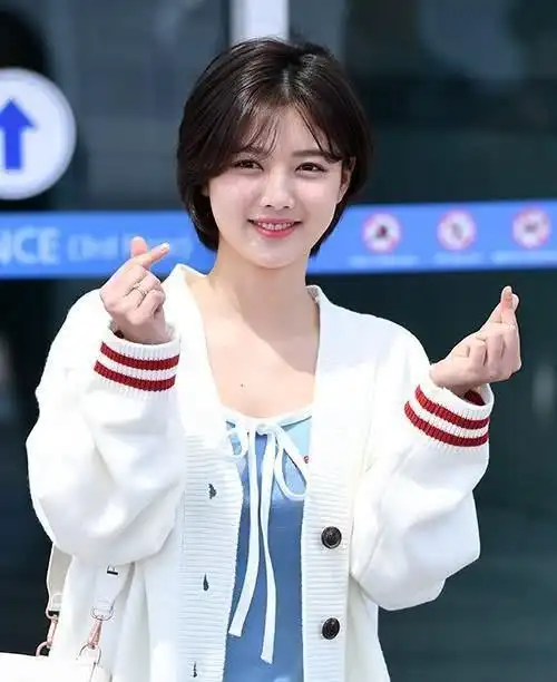 金裕贞剪短发逆龄变回学生妹青春活力感十足大腿稍显粗壮_网易订阅