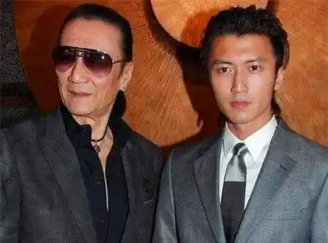 那么这样一位巨星在谢贤面前,还得自称"小胖",每次见到洪金宝,谢贤都