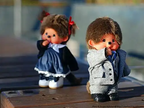 幸福甜蜜的情侣蒙奇奇可爱图片