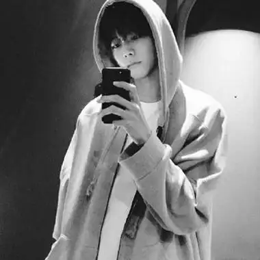 乖乖的又很酷的男生对镜自拍头像高级感的男生拿手机头像最新