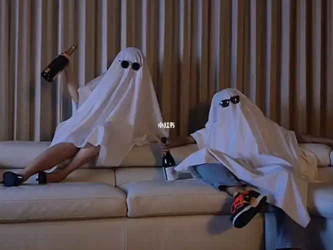 人家都是精致妆容 盛装打扮我是卸了个装 换套睡衣白布一披 墨镜一带