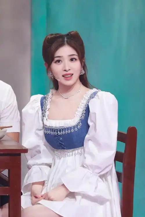 娃娃脸的张含韵太适合甜美风,一袭白色衬衫裙,美得清新又脱俗!