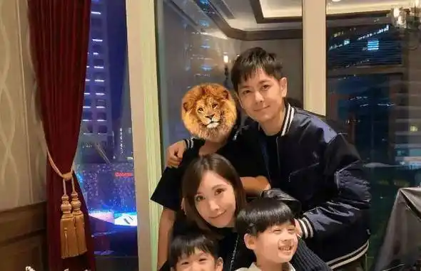 林志颖一家人去旅行双胞胎儿子海边嬉戏父子好温馨