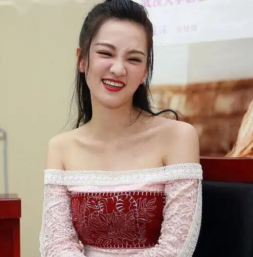 武大校花黄灿灿清纯不再装扮暴露表情丰富图