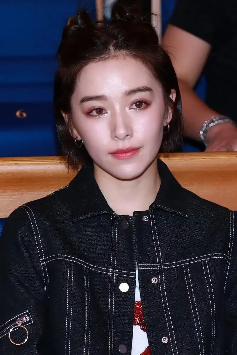 阚清子在社交平台放出一组照片,她之前拍《璀璨人生》时候的颜值惊艳