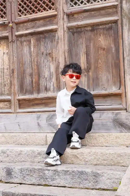 单反了话说看了照片我好像又开始忍不住想给八一烫卷发了……颜值不够